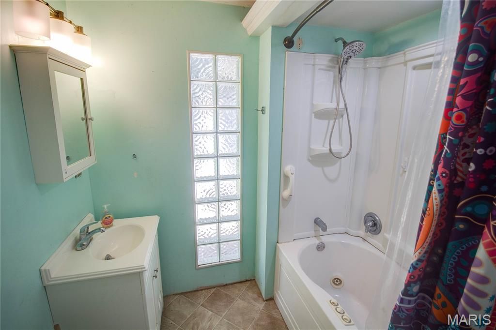 Image 19 of property listing at 511 S Pearl Street, Jerseyville, IL 62052