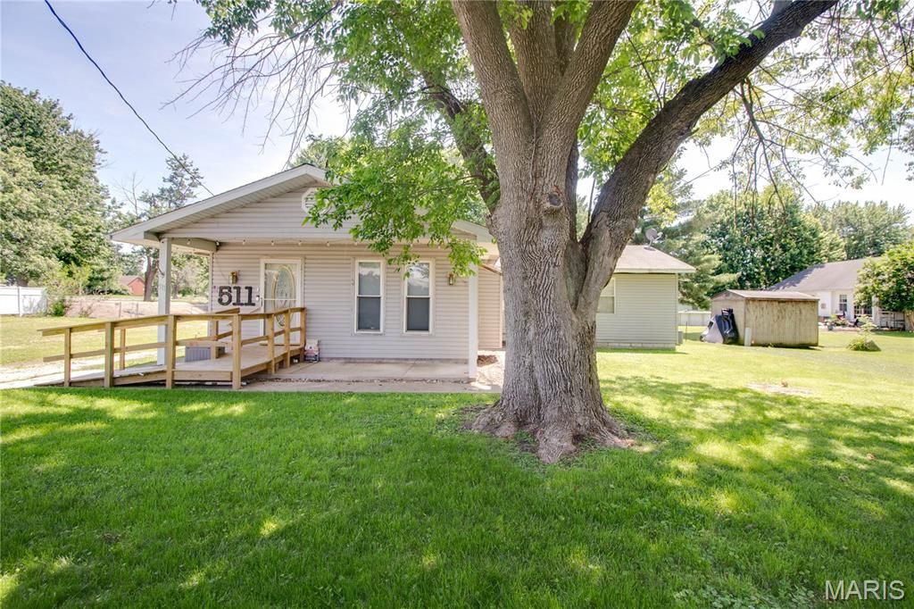 Image 3 of property listing at 511 S Pearl Street, Jerseyville, IL 62052