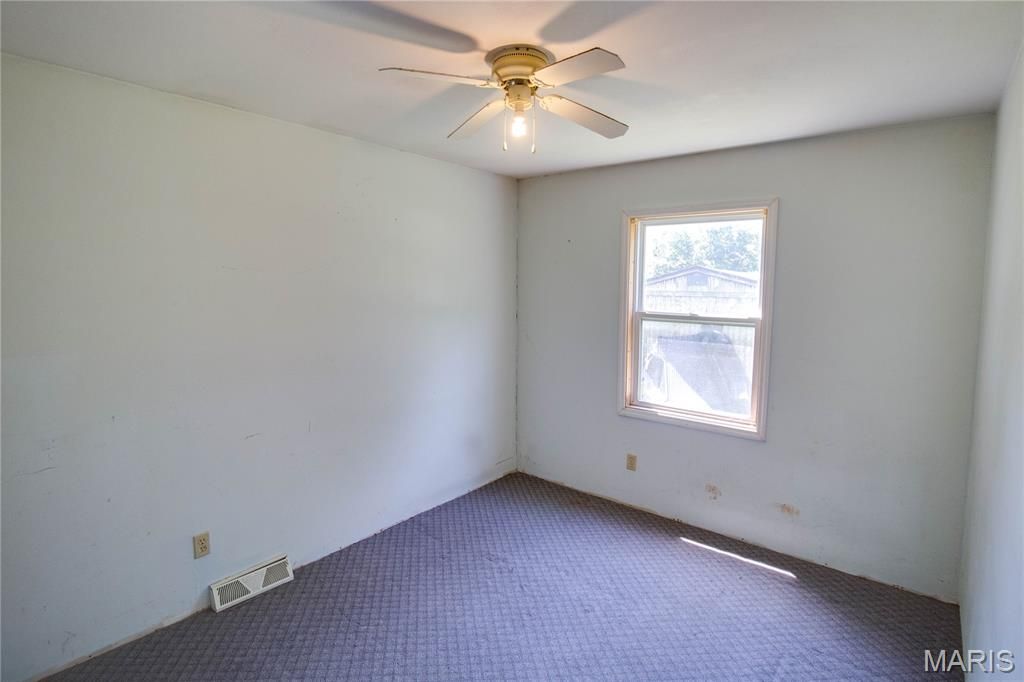 Image 23 of property listing at 511 S Pearl Street, Jerseyville, IL 62052