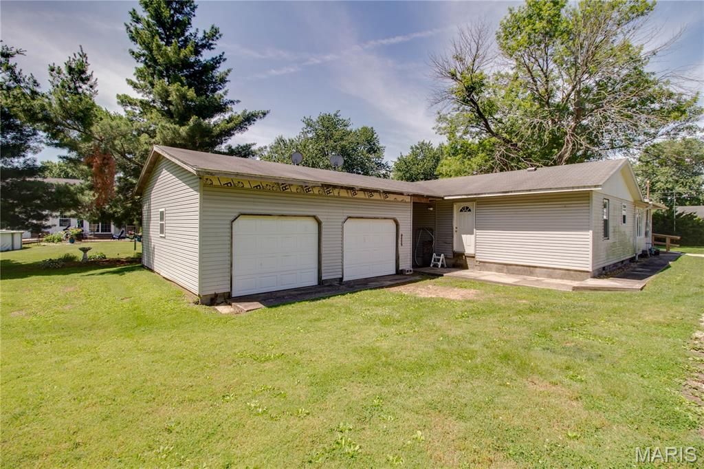 Image 28 of property listing at 511 S Pearl Street, Jerseyville, IL 62052
