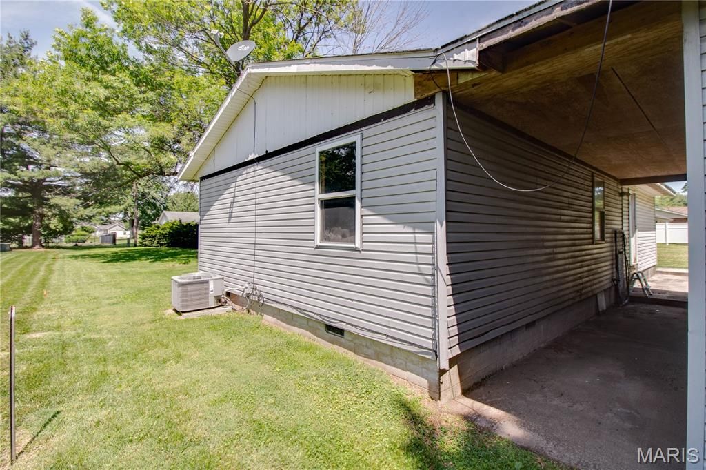Image 29 of property listing at 511 S Pearl Street, Jerseyville, IL 62052