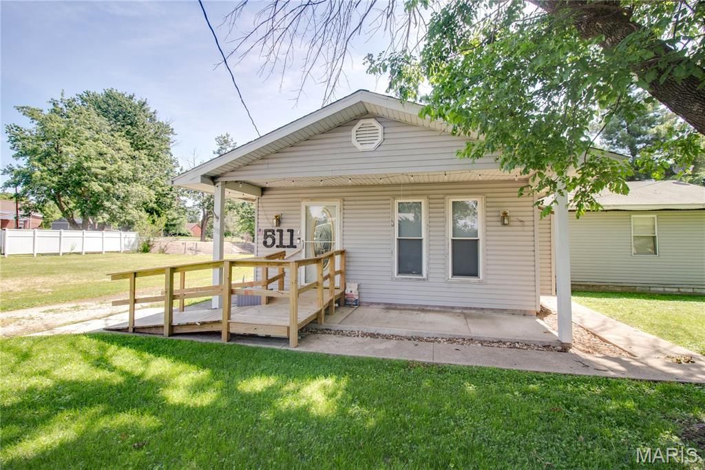 Image 4 of property listing at 511 S Pearl Street, Jerseyville, IL 62052