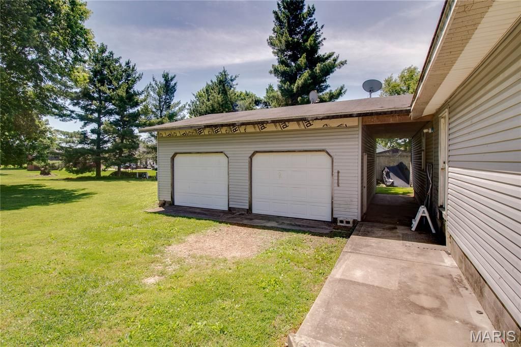 Image 31 of property listing at 511 S Pearl Street, Jerseyville, IL 62052
