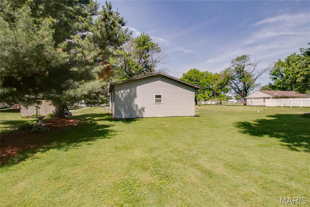 Image 33 of property listing at 511 S Pearl Street, Jerseyville, IL 62052