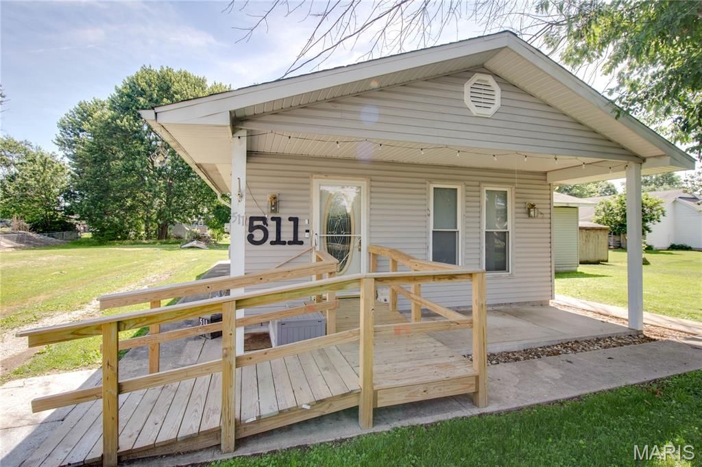 Image 5 of property listing at 511 S Pearl Street, Jerseyville, IL 62052