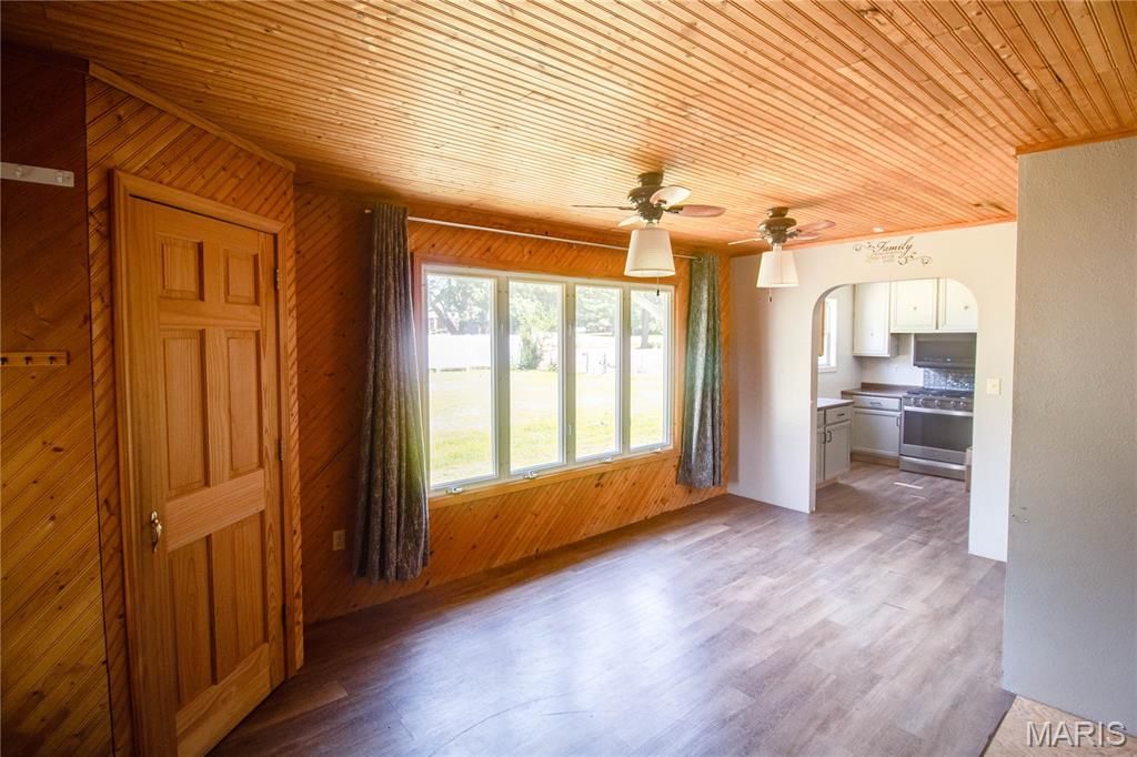 Image 7 of property listing at 511 S Pearl Street, Jerseyville, IL 62052