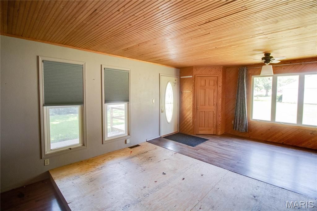 Image 8 of property listing at 511 S Pearl Street, Jerseyville, IL 62052