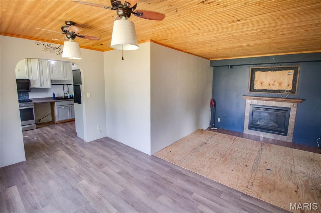 Image 9 of property listing at 511 S Pearl Street, Jerseyville, IL 62052
