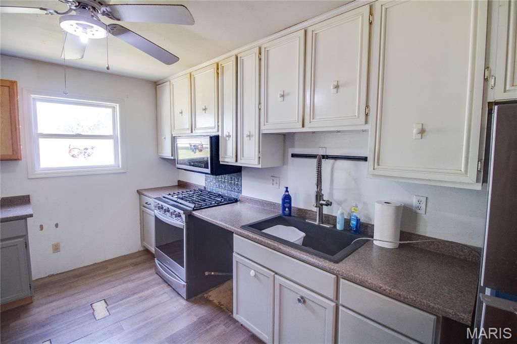 Image 10 of property listing at 511 S Pearl Street, Jerseyville, IL 62052