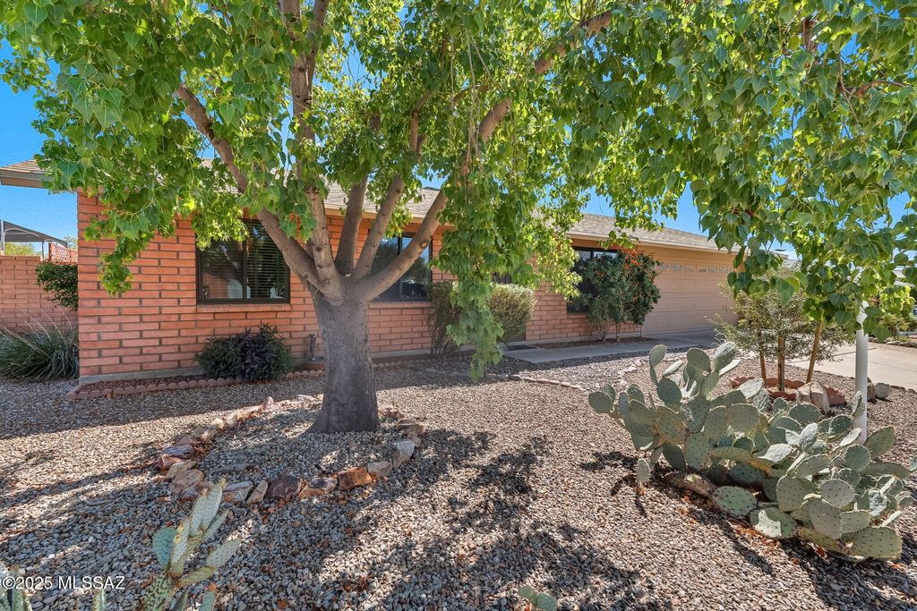 6630 N Morning Glory Drive, Tucson, AZ 85741