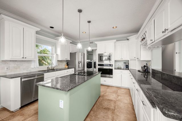 219 Lokai Street, Tiki Island, TX 77554