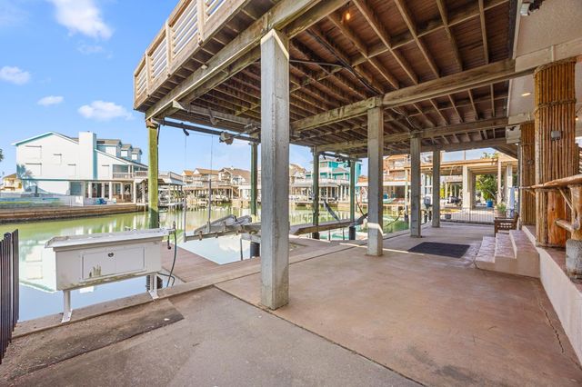 219 Lokai Street, Tiki Island, TX 77554