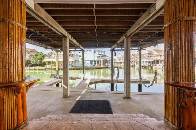 219 Lokai Street, Tiki Island, TX 77554