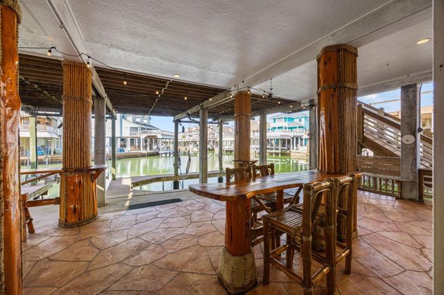 219 Lokai Street, Tiki Island, TX 77554