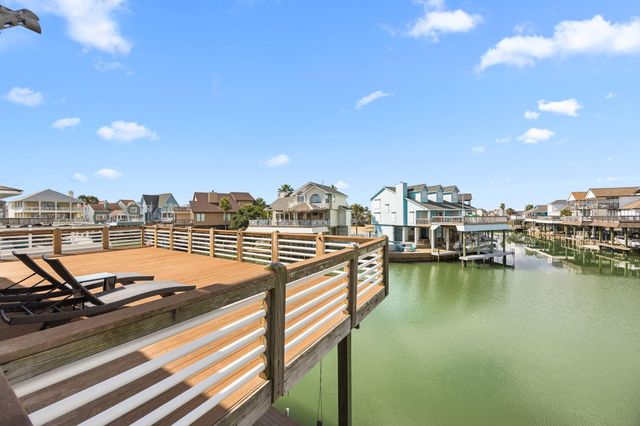 219 Lokai Street, Tiki Island, TX 77554