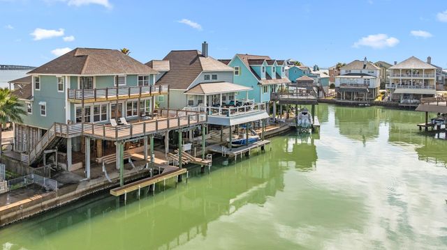 219 Lokai Street, Tiki Island, TX 77554