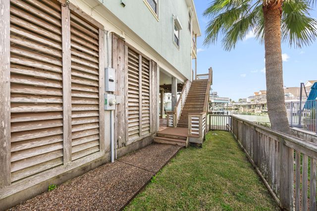 219 Lokai Street, Tiki Island, TX 77554