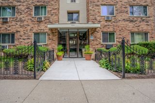 420 S HOME Avenue 109N, Oak Park, IL 60302
