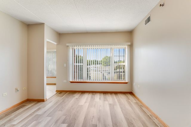 1200 S Prospect Avenue 303, Elmhurst, IL 60126