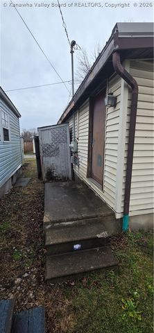 121 4th Avenue, St Albans, WV 25177