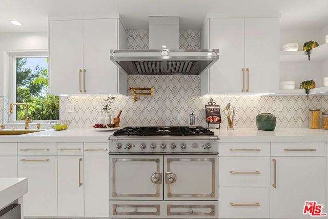 10825 Savona Road, Los Angeles, CA 90077