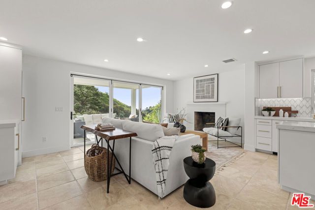 10825 Savona Road, Los Angeles, CA 90077