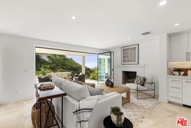 10825 Savona Road, Los Angeles, CA 90077