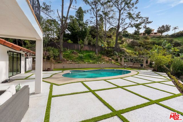 10825 Savona Road, Los Angeles, CA 90077