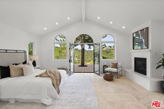 10825 Savona Road, Los Angeles, CA 90077