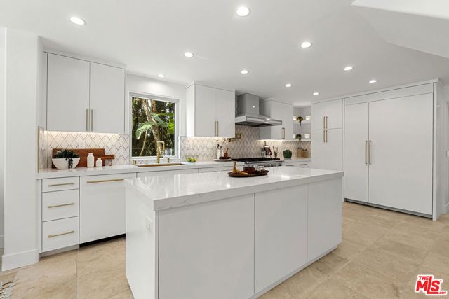 10825 Savona Road, Los Angeles, CA 90077