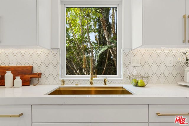 10825 Savona Road, Los Angeles, CA 90077