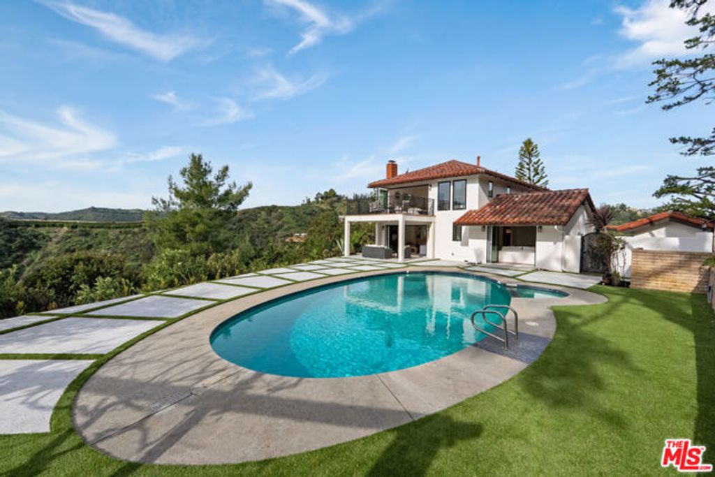 10825 Savona Road, Los Angeles, CA 90077