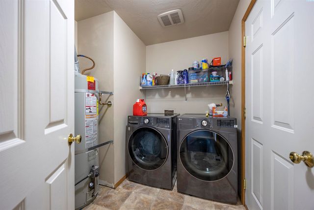 8608 Heathrow Ct, Pasco, WA 99301