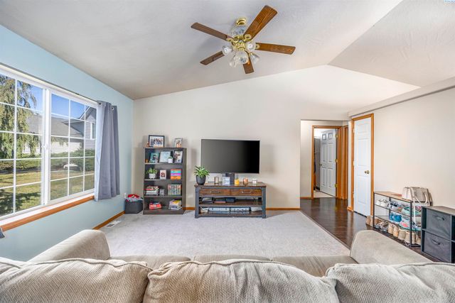 8608 Heathrow Ct, Pasco, WA 99301