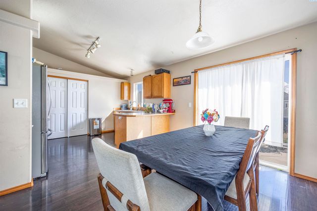 8608 Heathrow Ct, Pasco, WA 99301