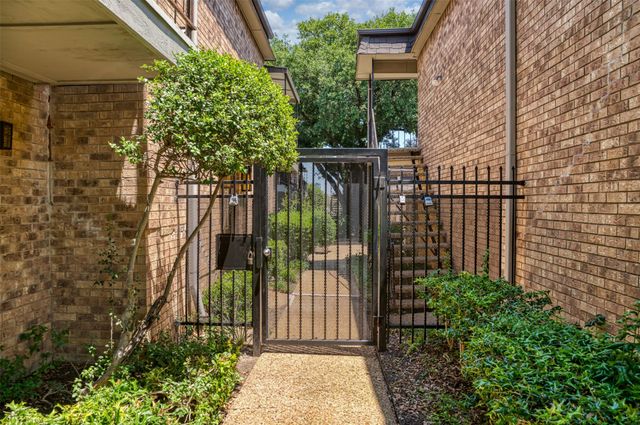10252 REGAL OAKS Drive B, Dallas, TX 75230