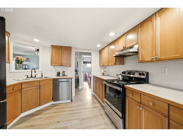 14907 Se CEDAR Ave, Milwaukie, OR 97267