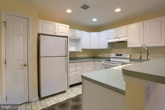 28 LONGWOOD DRIVE, Mechanicsburg, PA 17050