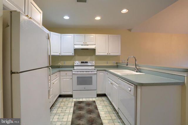 28 LONGWOOD DRIVE, Mechanicsburg, PA 17050