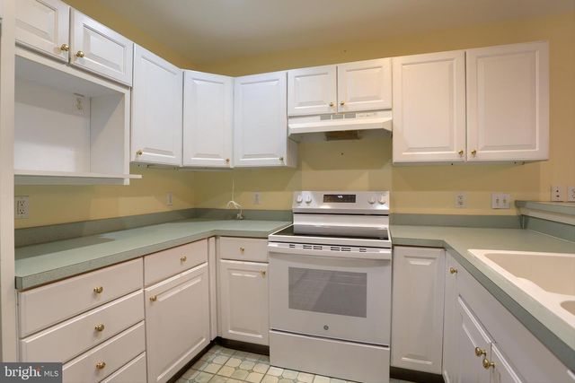 28 LONGWOOD DRIVE, Mechanicsburg, PA 17050