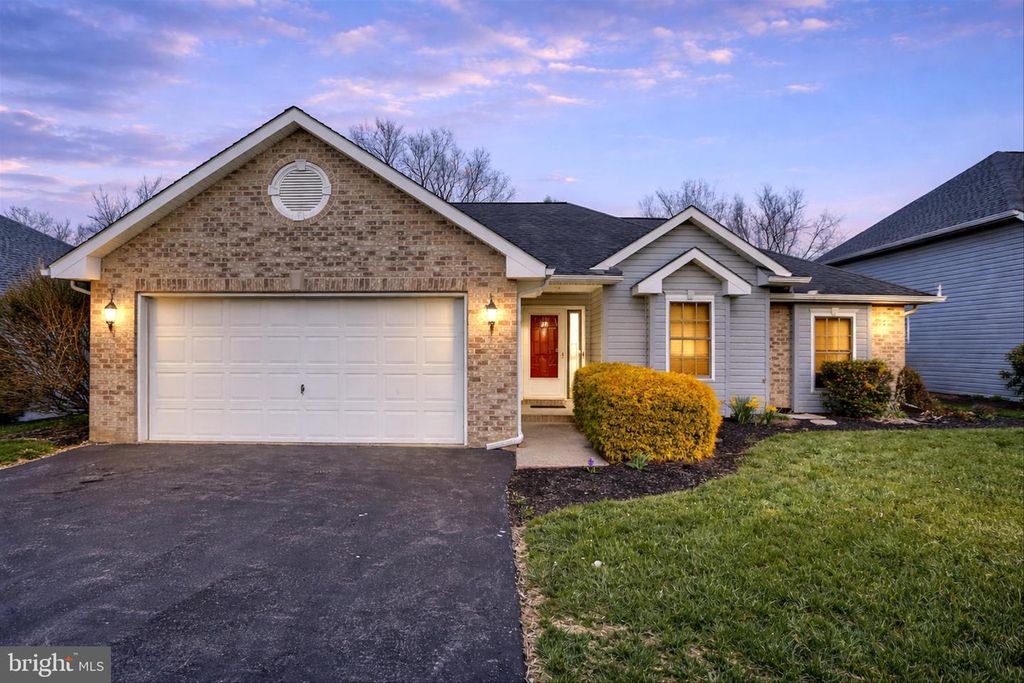 28 LONGWOOD DRIVE, Mechanicsburg, PA 17050