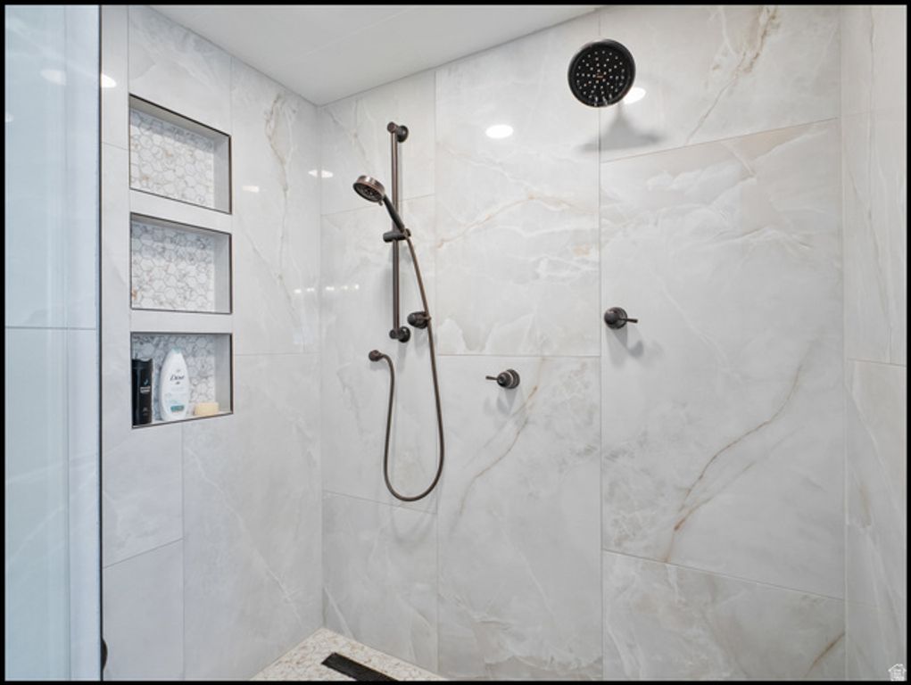 Image 12 of property listing at 1467 BROWN LN, Farmington, UT 84025