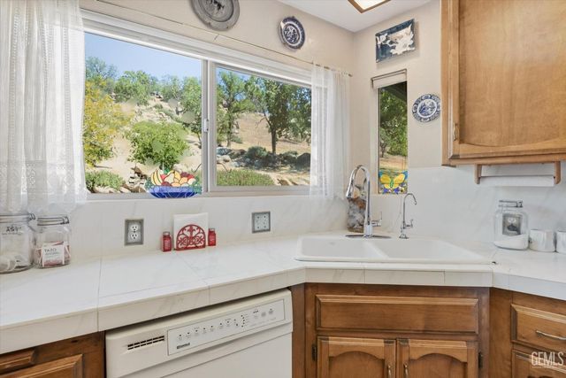 25981 Bear Valley Road, Tehachapi, CA 93561