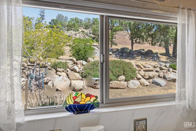 25981 Bear Valley Road, Tehachapi, CA 93561