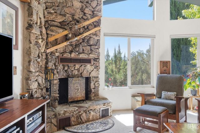 25981 Bear Valley Road, Tehachapi, CA 93561