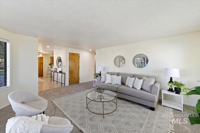 8372 W Willowcourt Drive, Garden City, ID 83714