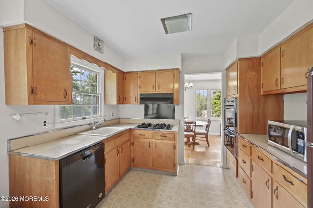 10 Washingtons Advance, Manalapan, NJ 07726