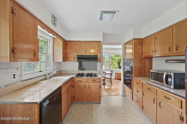 10 Washingtons Advance, Manalapan, NJ 07726