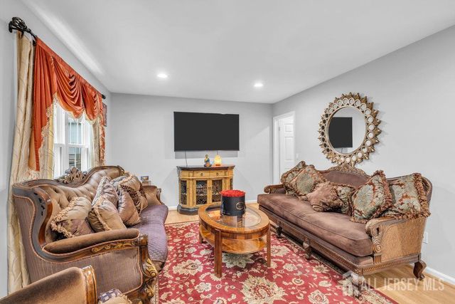 28 Hawthorn Drive, Edison, NJ 08820