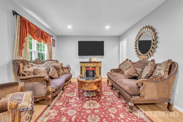 28 Hawthorn Drive, Edison, NJ 08820